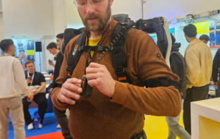 Berse SHK GmbH-Geschäftsführer lars Stapelfeldt schnallt sich ein Simulationsgerät auf die Schultern.