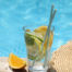 Getränk mit Früchten und Strohhalm am Pool.