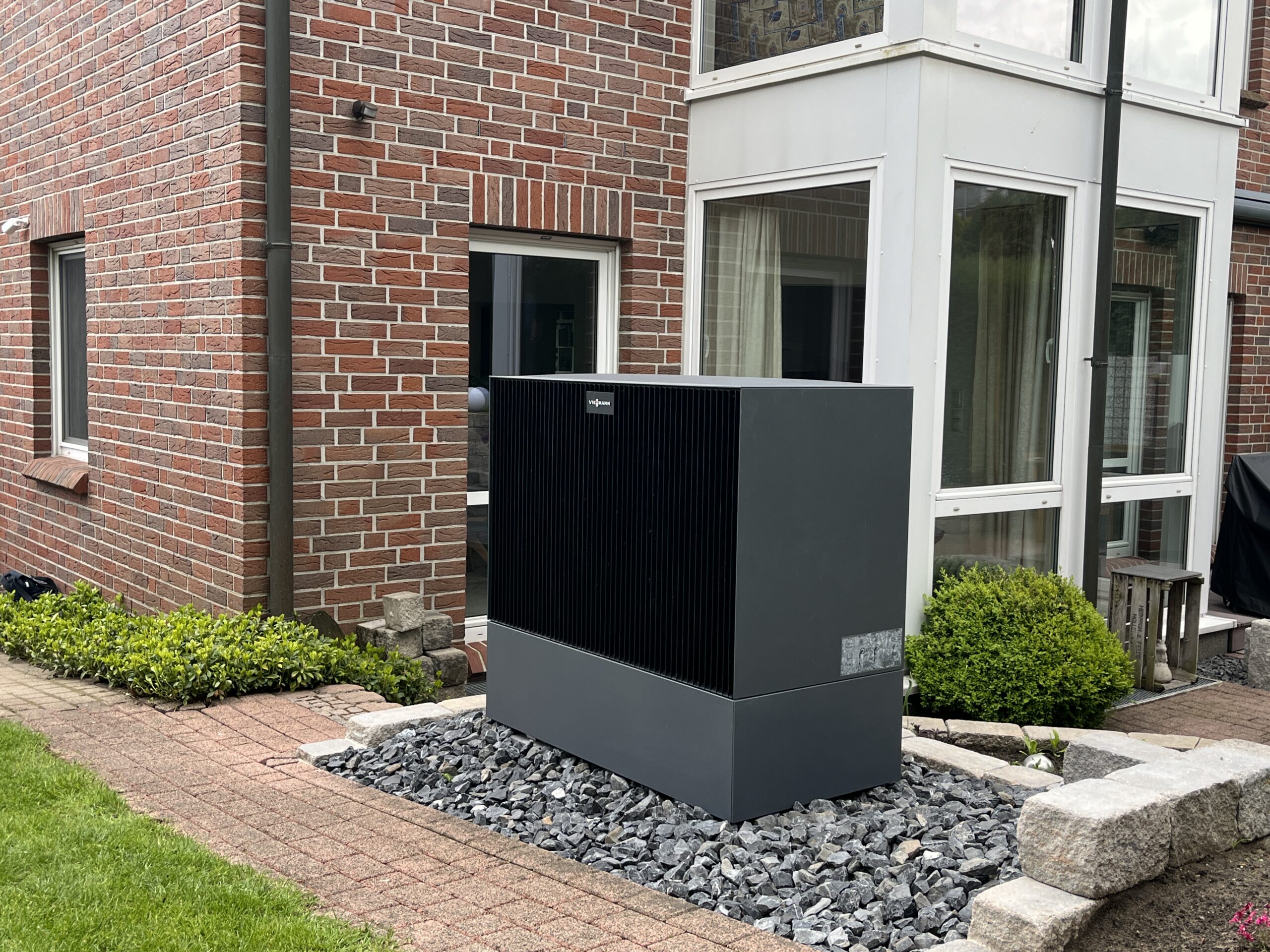 Die hier gezeigte Viessmann Vitocal Luft/Wasser-Wärmepumpe ist speziell für die Modernisierung von Einfamilienhäusern konzipiert.