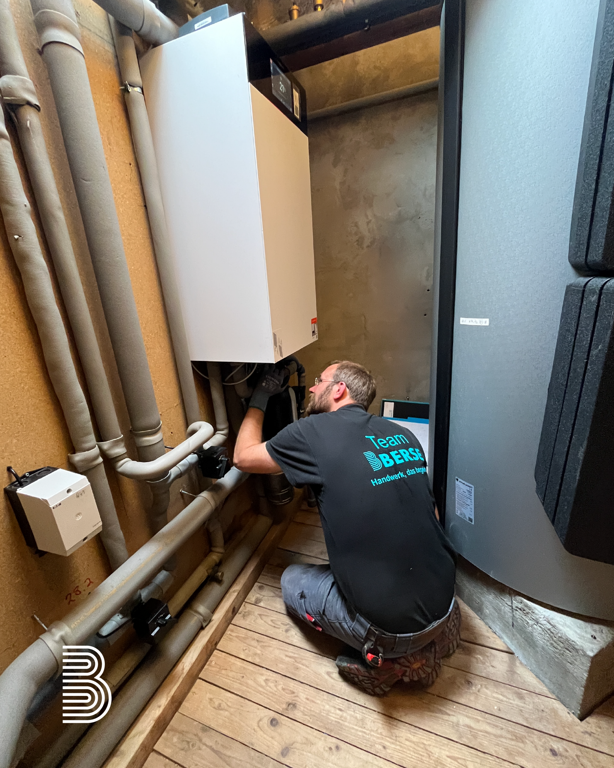 Im Gebäude sorgt eine Inneneinheit mit nebengestelltem 170 Liter Kühlpufferspeicher und Umschaltventilen für die Active-Cooling-Funktion für eine effiziente Wärme- und Kühlversorgung.